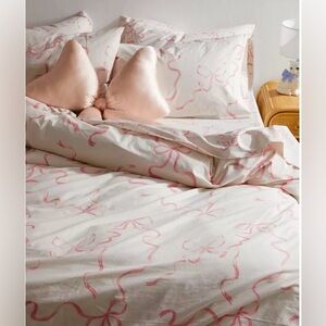 Urban outfitters queen Elegant Pink Bow duvet cover with 2 pillowcases. NEW